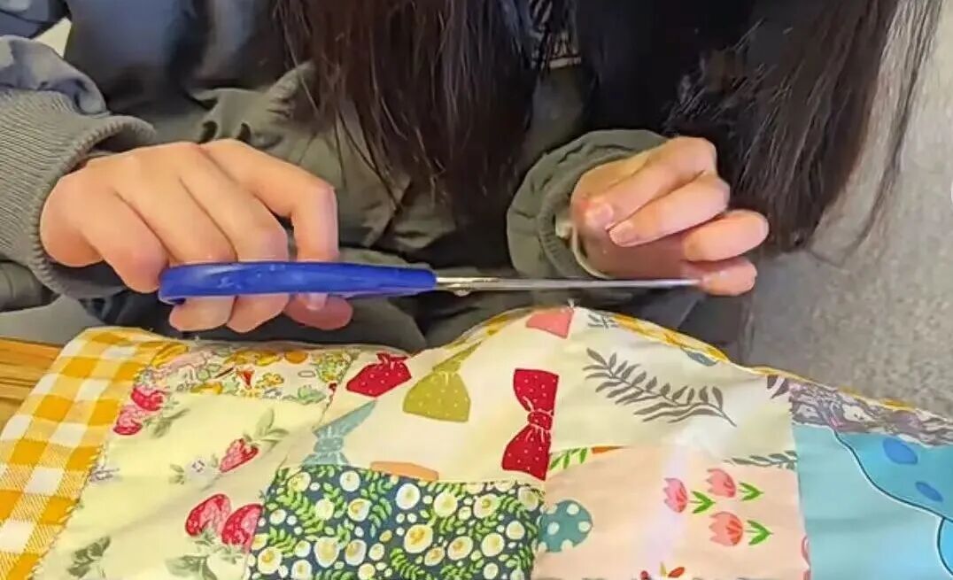 毕业两年的学生，为老师的宝宝缝了一床“百家被”