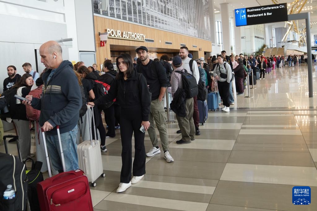 因国土安全部“停摆”持续 美国机场安检排起长队