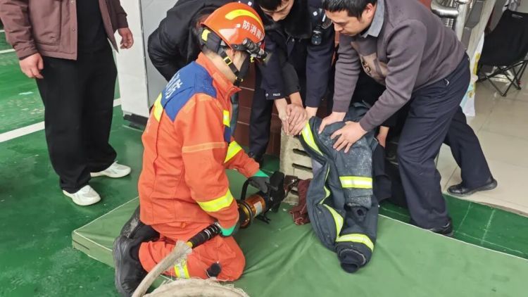 男孩身披警服，手“扛”下水道盖板走进了消防救援站......