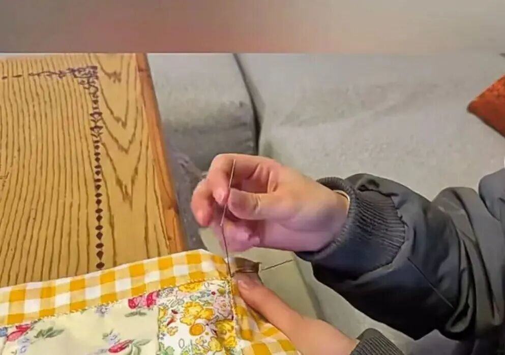 毕业两年的学生，为老师的宝宝缝了一床“百家被”