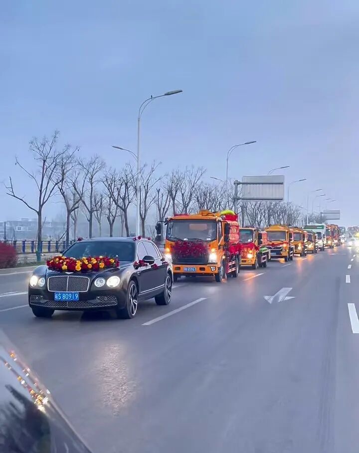 上班开粪车下班开奔驰的小伙今日大婚,当事人:吸粪车婚车队,全球第一个 上班开粪车下班开奔驰的小伙今日大婚,当事人:吸粪车婚车队,全球第一个