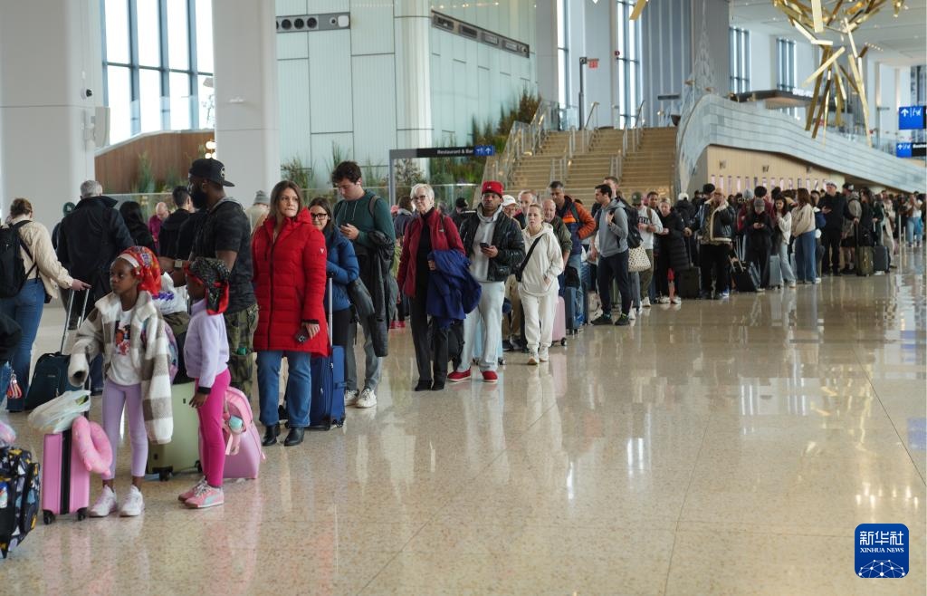 因国土安全部“停摆”持续 美国机场安检排起长队