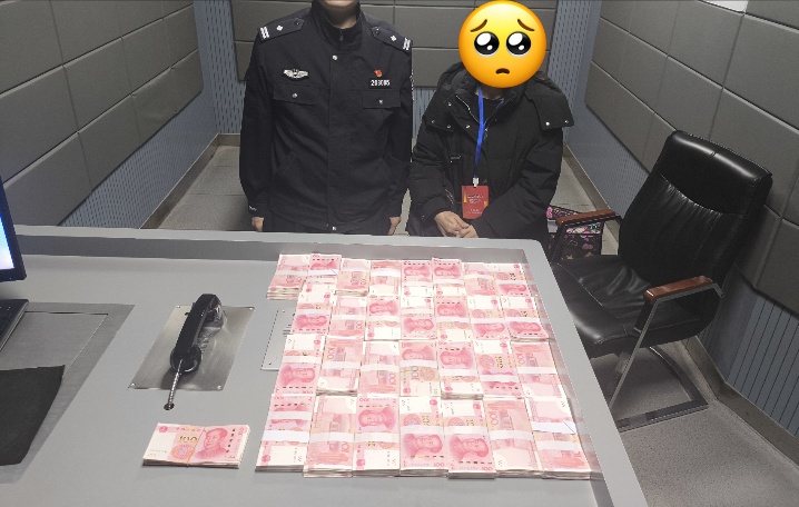 两名年轻人被当场摁住!车上蛇皮袋装满现金…… 两名年轻人被当场摁住!车上蛇皮袋装满现金……
