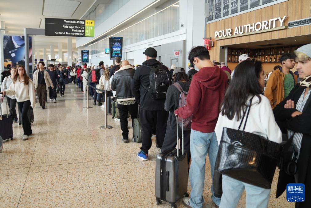 因国土安全部“停摆”持续 美国机场安检排起长队