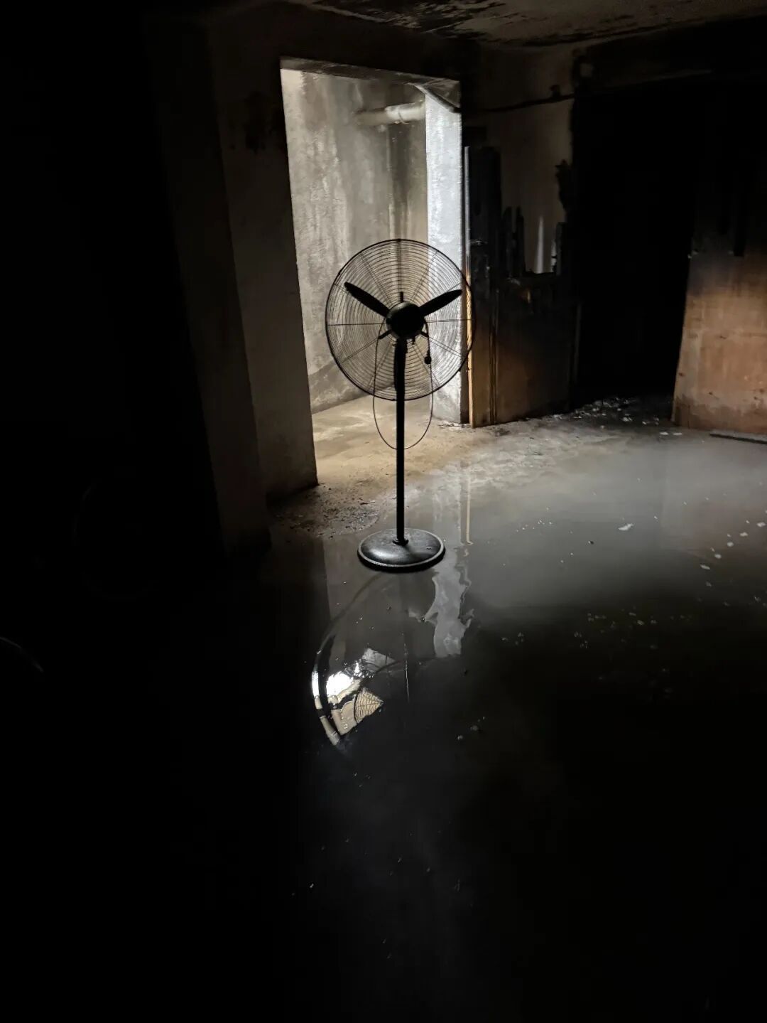 杭州一居民楼发生火灾,有人住9楼看见滚滚浓烟,起火的是架空层,消防出动后迅速扑灭 杭州一居民楼发生火灾,有人住9楼看见滚滚浓烟,起火的是架空层,消防出动后迅速扑灭