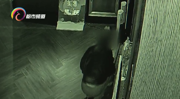 吃顿饭的工夫“鬼迷心窍”了 女子顺走酒店两瓶茅台