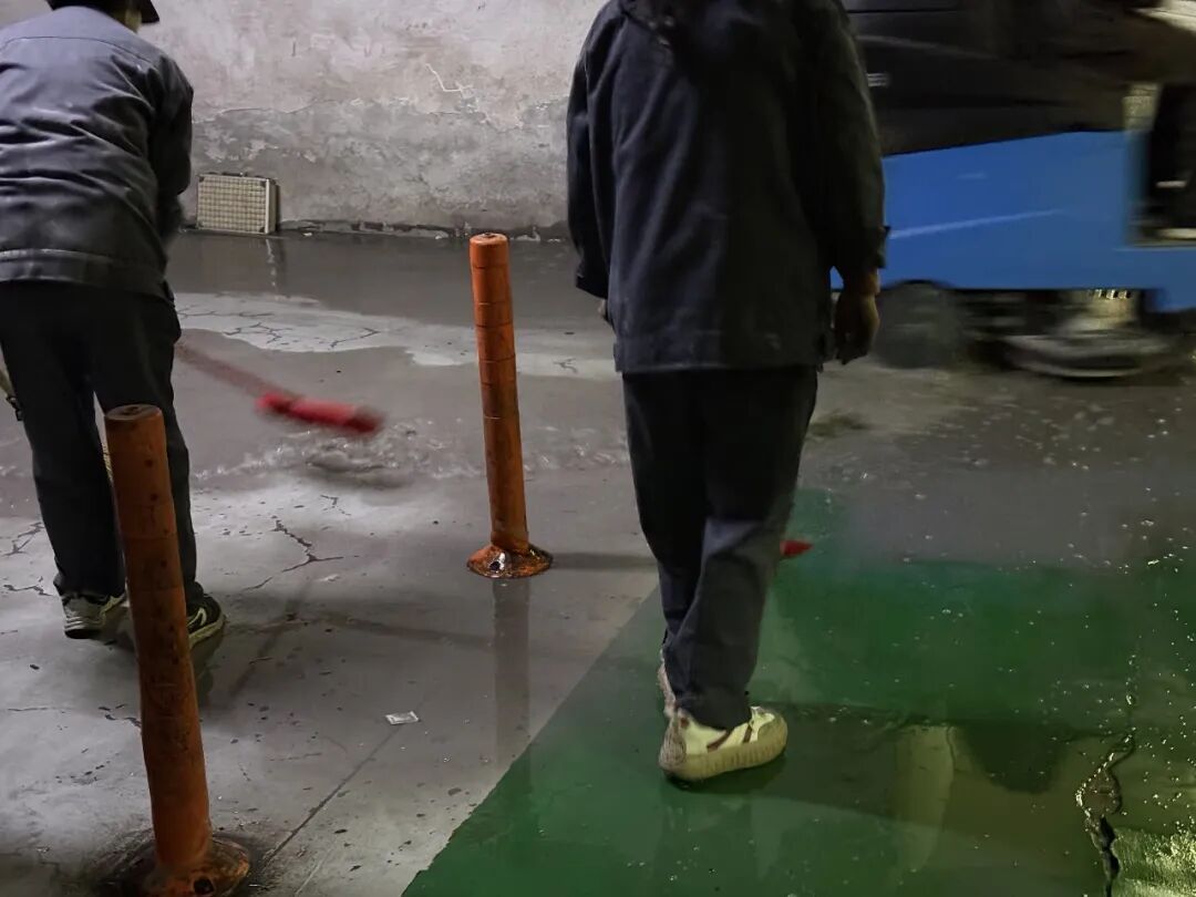 杭州一居民楼发生火灾,有人住9楼看见滚滚浓烟,起火的是架空层,消防出动后迅速扑灭 杭州一居民楼发生火灾,有人住9楼看见滚滚浓烟,起火的是架空层,消防出动后迅速扑灭