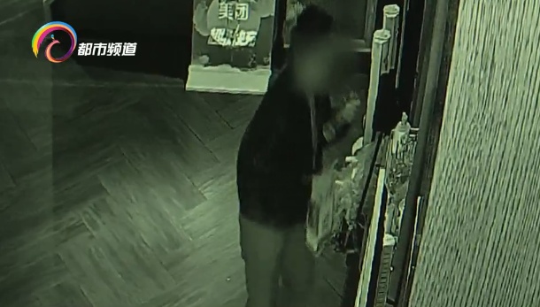 吃顿饭的工夫“鬼迷心窍”了 女子顺走酒店两瓶茅台