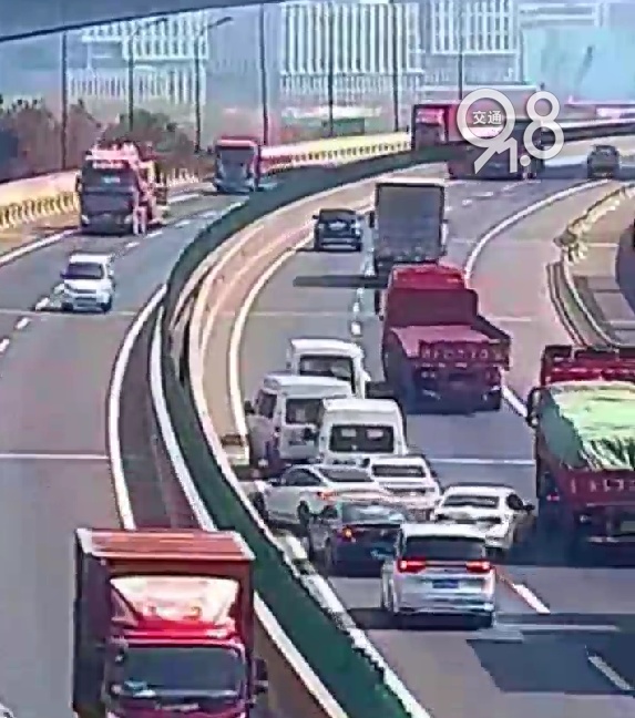 司机突然在绕城高速上停车，多车躲闪不及追尾，肇事者却扬长而去！理由让人大跌眼镜