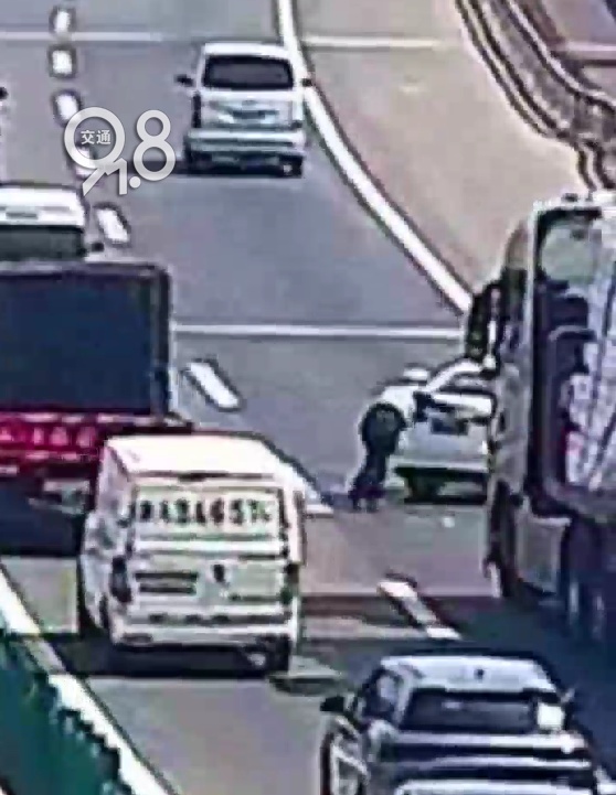 司机突然在绕城高速上停车，多车躲闪不及追尾，肇事者却扬长而去！理由让人大跌眼镜