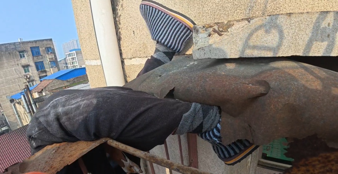 惊险!老人倒挂在七楼外,仅一只脚勾住生锈的遮阳棚…… 惊险!老人倒挂在七楼外,仅一只脚勾住生锈的遮阳棚……