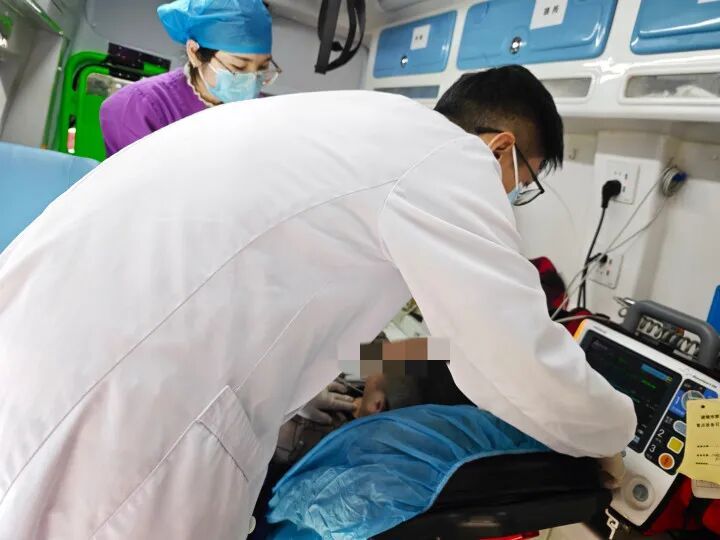 男子不听医生劝告，一小时后在高速上突发心梗