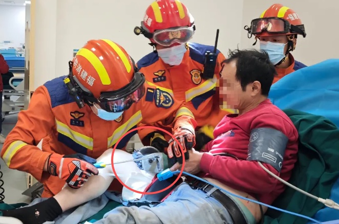 机械“咬”手，女子右手三指不保！危险瞬间往往藏在最熟悉的环节中