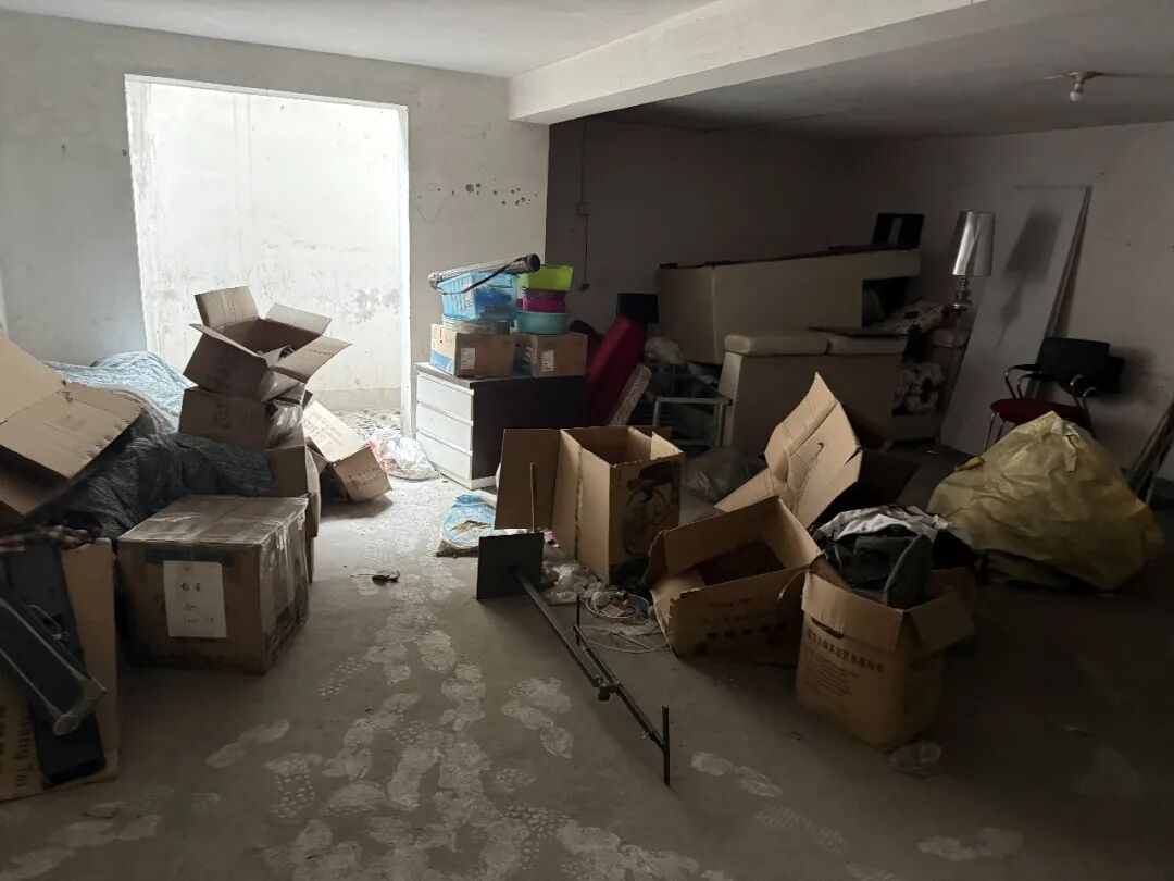 杭州一居民楼发生火灾,有人住9楼看见滚滚浓烟,起火的是架空层,消防出动后迅速扑灭 杭州一居民楼发生火灾,有人住9楼看见滚滚浓烟,起火的是架空层,消防出动后迅速扑灭