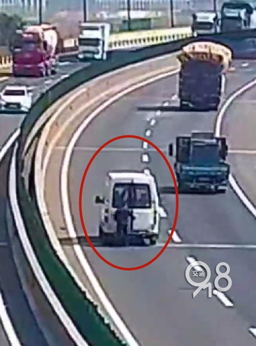 司机突然在绕城高速上停车，多车躲闪不及追尾，肇事者却扬长而去！理由让人大跌眼镜