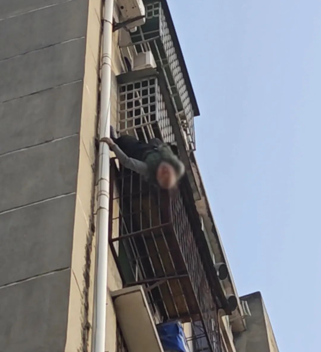 惊险!老人倒挂在七楼外,仅一只脚勾住生锈的遮阳棚…… 惊险!老人倒挂在七楼外,仅一只脚勾住生锈的遮阳棚……