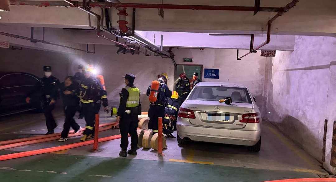 杭州一居民楼发生火灾,有人住9楼看见滚滚浓烟,起火的是架空层,消防出动后迅速扑灭 杭州一居民楼发生火灾,有人住9楼看见滚滚浓烟,起火的是架空层,消防出动后迅速扑灭