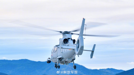 升空！看舰载直升机接续起飞