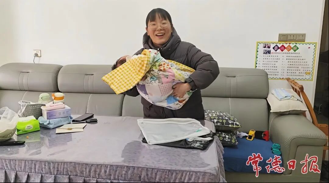 毕业两年的学生，为老师的宝宝缝了一床“百家被”