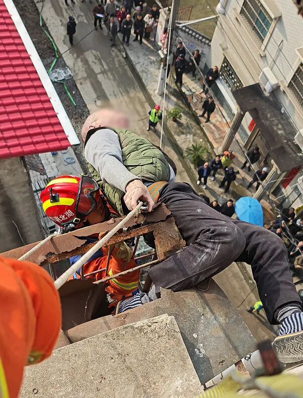 惊险!老人倒挂在七楼外,仅一只脚勾住生锈的遮阳棚…… 惊险!老人倒挂在七楼外,仅一只脚勾住生锈的遮阳棚……