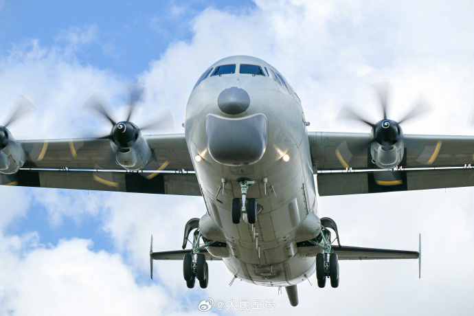 收藏!蓝天白云和战机太适配了 收藏!蓝天白云和战机太适配了