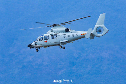 升空！看舰载直升机接续起飞