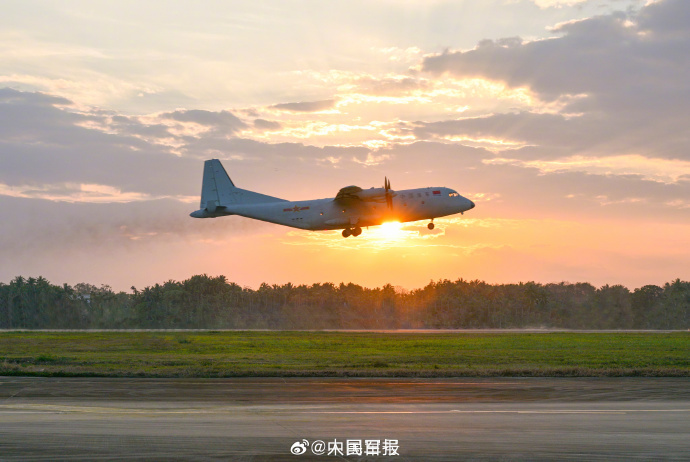 收藏!蓝天白云和战机太适配了 收藏!蓝天白云和战机太适配了