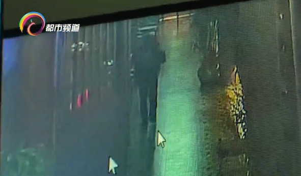 吃顿饭的工夫“鬼迷心窍”了 女子顺走酒店两瓶茅台