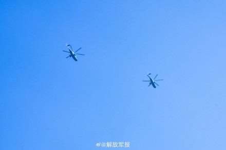 升空！看舰载直升机接续起飞