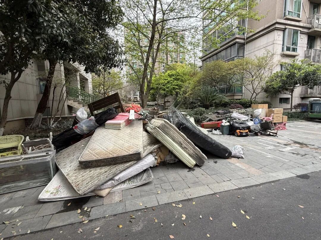 杭州一居民楼发生火灾,有人住9楼看见滚滚浓烟,起火的是架空层,消防出动后迅速扑灭 杭州一居民楼发生火灾,有人住9楼看见滚滚浓烟,起火的是架空层,消防出动后迅速扑灭