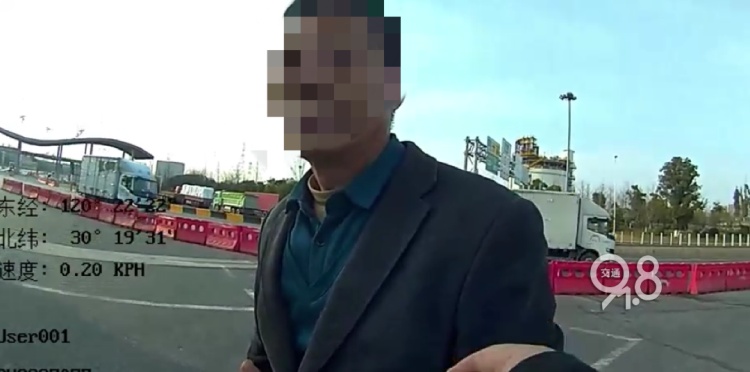 司机突然在绕城高速上停车，多车躲闪不及追尾，肇事者却扬长而去！理由让人大跌眼镜