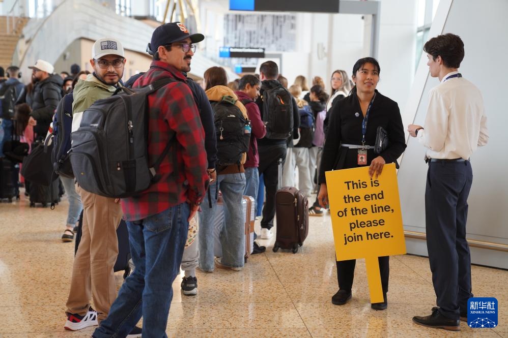 因国土安全部“停摆”持续 美国机场安检排起长队