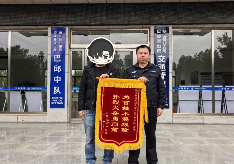 休假途中紧急灭火!民警袁浩拟获“见义勇为个人”称号 休假途中紧急灭火!民警袁浩拟获“见义勇为个人”称号