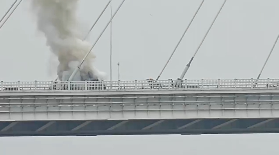 武汉二七长江大桥一面包车起火，消防快速扑救，无人员伤亡