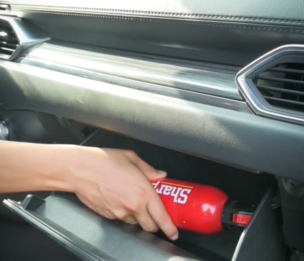 中控台烧出大洞 这些物件别放车里…… 中控台烧出大洞 这些物件别放车里……