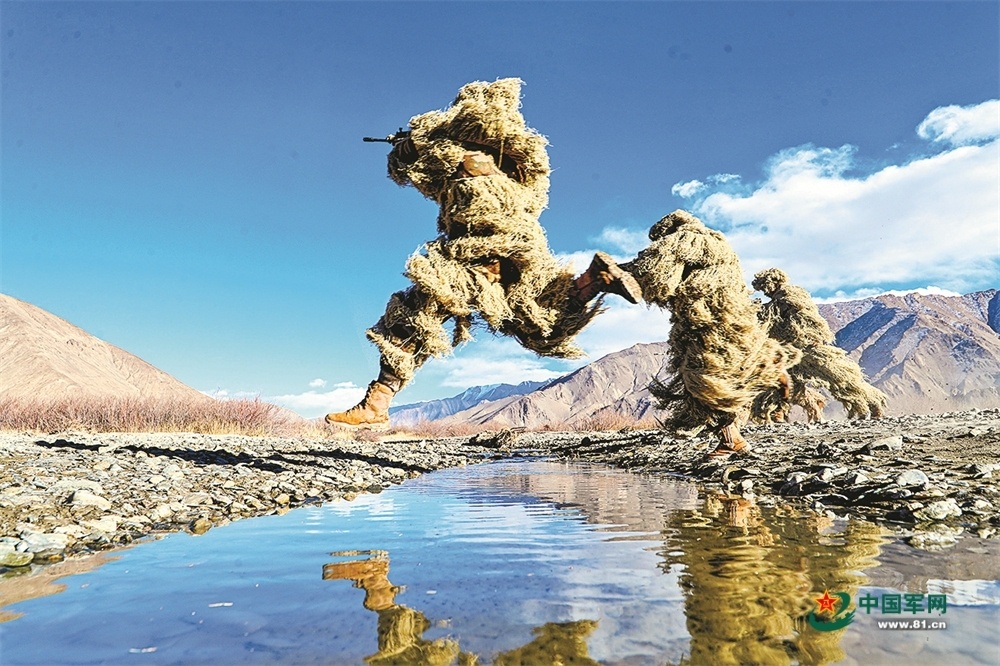 新疆军区某团防空分队实弹射击训练影像