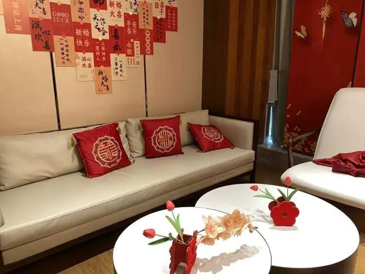 上海首个森林公园里的婚姻登记点启用，多对新人从市区赶来这里领证