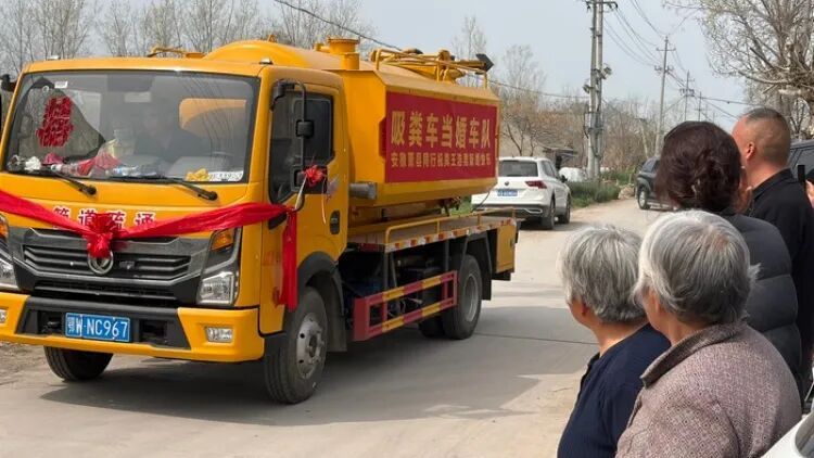吸粪车婚车队 全球第一个！上班开粪车下班开奔驰的小伙结婚了
