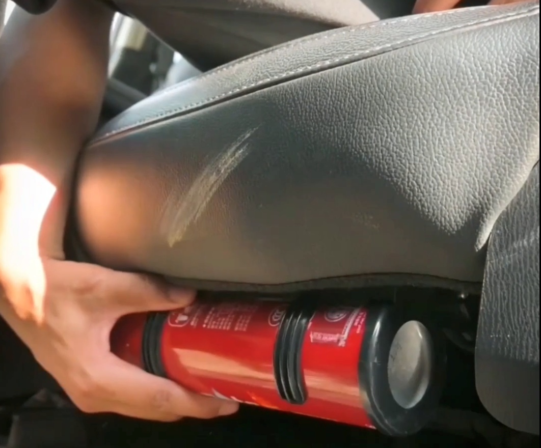 中控台烧出大洞 这些物件别放车里…… 中控台烧出大洞 这些物件别放车里……