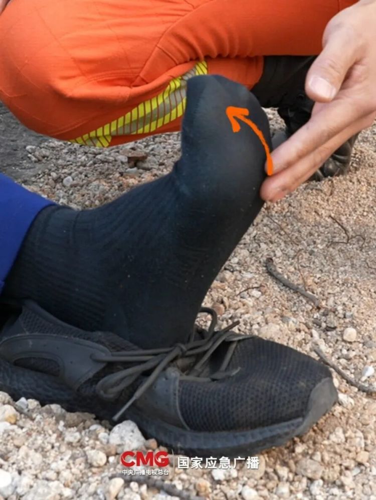 意外扭伤怎么办？别乱动！用2根树枝即可应急