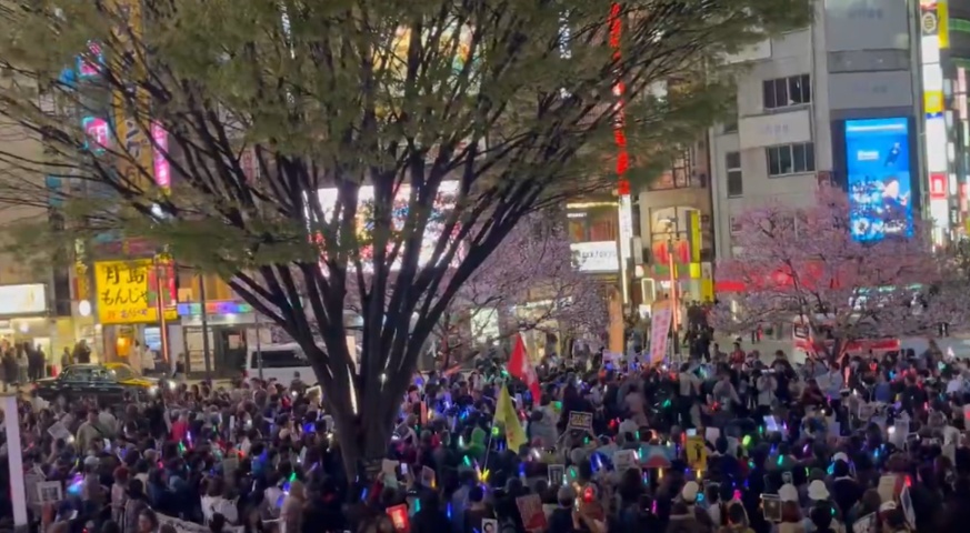 日媒:日本民众举行抗议集会,敦促高市内阁就自卫队员强闯中国大使馆事件道歉 日媒:日本民众举行抗议集会,敦促高市内阁就自卫队员强闯中国大使馆事件道歉