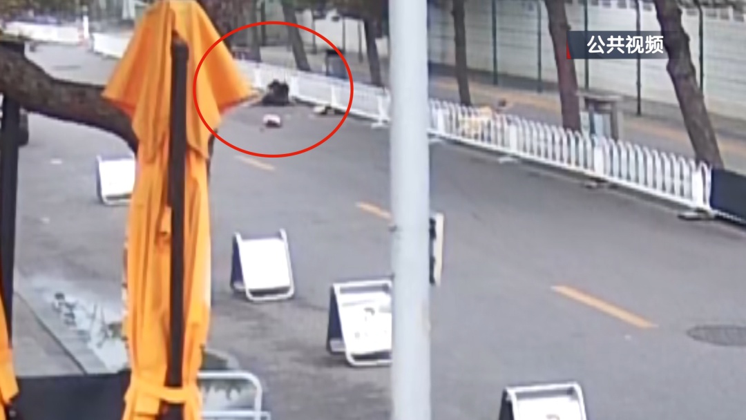 北京:醉驾司机撞飞骑车人后当场逃逸,被路过的群众拦下 北京:醉驾司机撞飞骑车人后当场逃逸,被路过的群众拦下