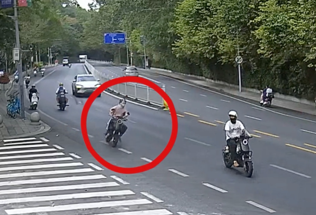 时速近60km/h，广州一“电鸡”与公交车发生碰撞，车主倒地，交警：“电鸡”全责