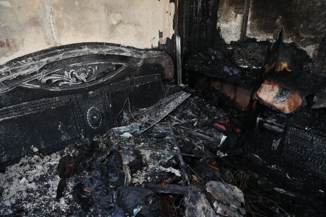 孩子独自在家闯大祸，致楼上3人被困......