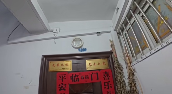 外卖小哥爬7楼送餐，一抬头看到门瞬间愣住，大脑一片空白！网友：泪目了