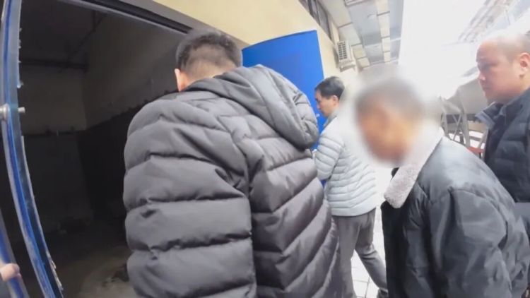 舅舅外甥双双落网!民警查获“笑气”500多罐 舅舅外甥双双落网!民警查获“笑气”500多罐