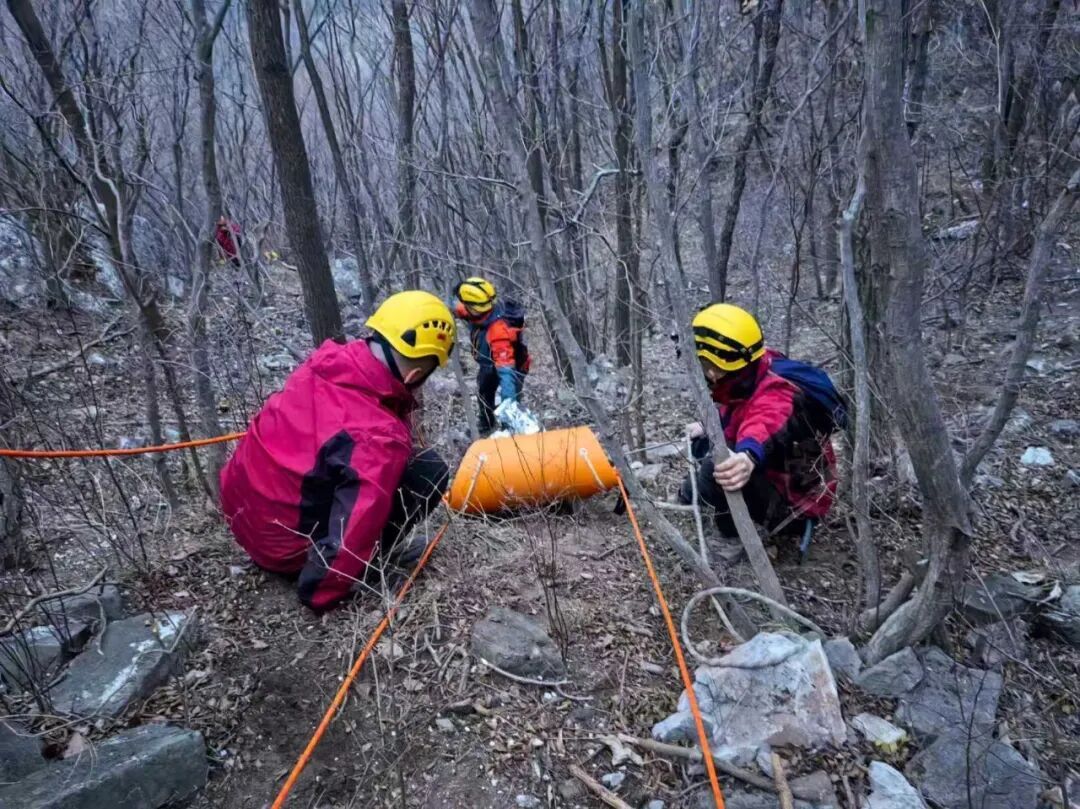惊险！野山70°陡坡失足，女子跌落10米平台，怀柔消防紧急救援