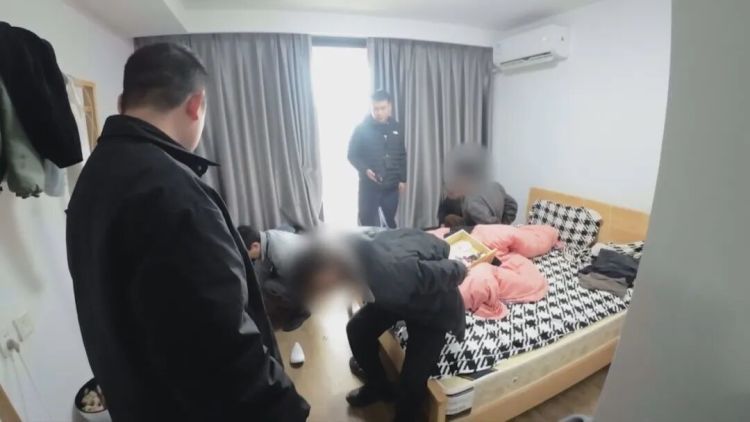 舅舅外甥双双落网!民警查获“笑气”500多罐 舅舅外甥双双落网!民警查获“笑气”500多罐