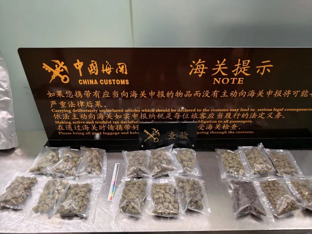 整整18袋，强烈刺鼻气味！每袋都清楚印着...网友：这么大胆吗？