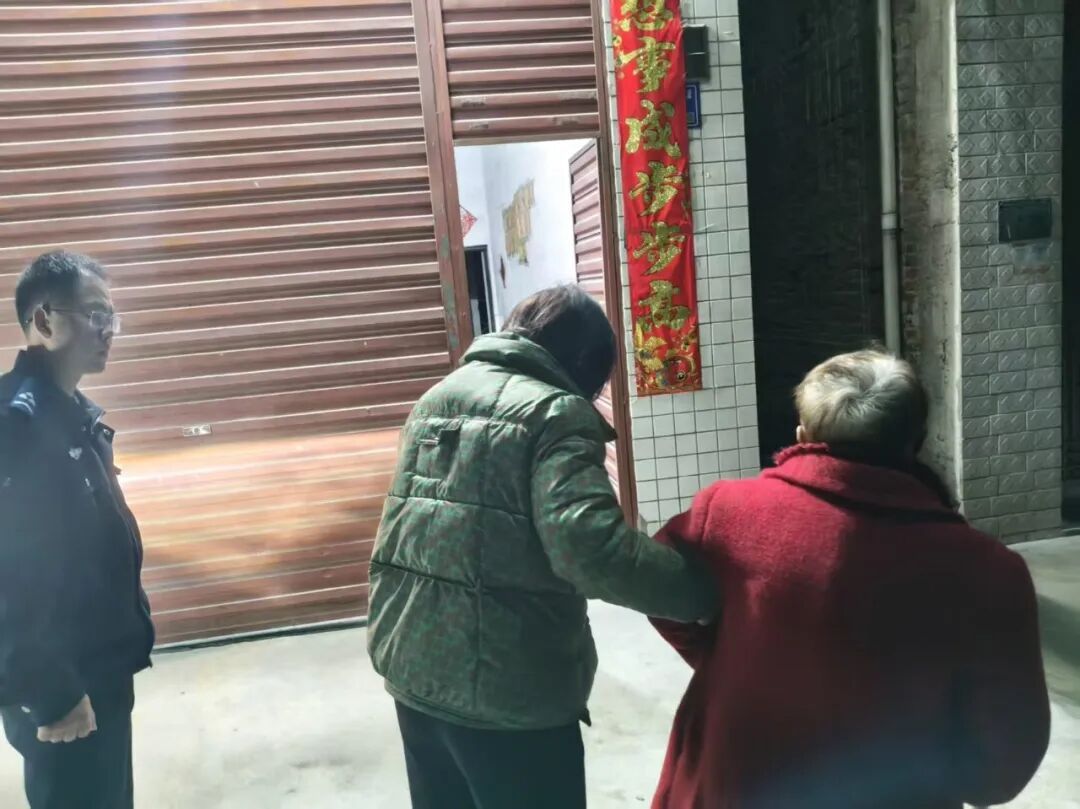 凌晨1点的街头，“别担心，我们送您回去”